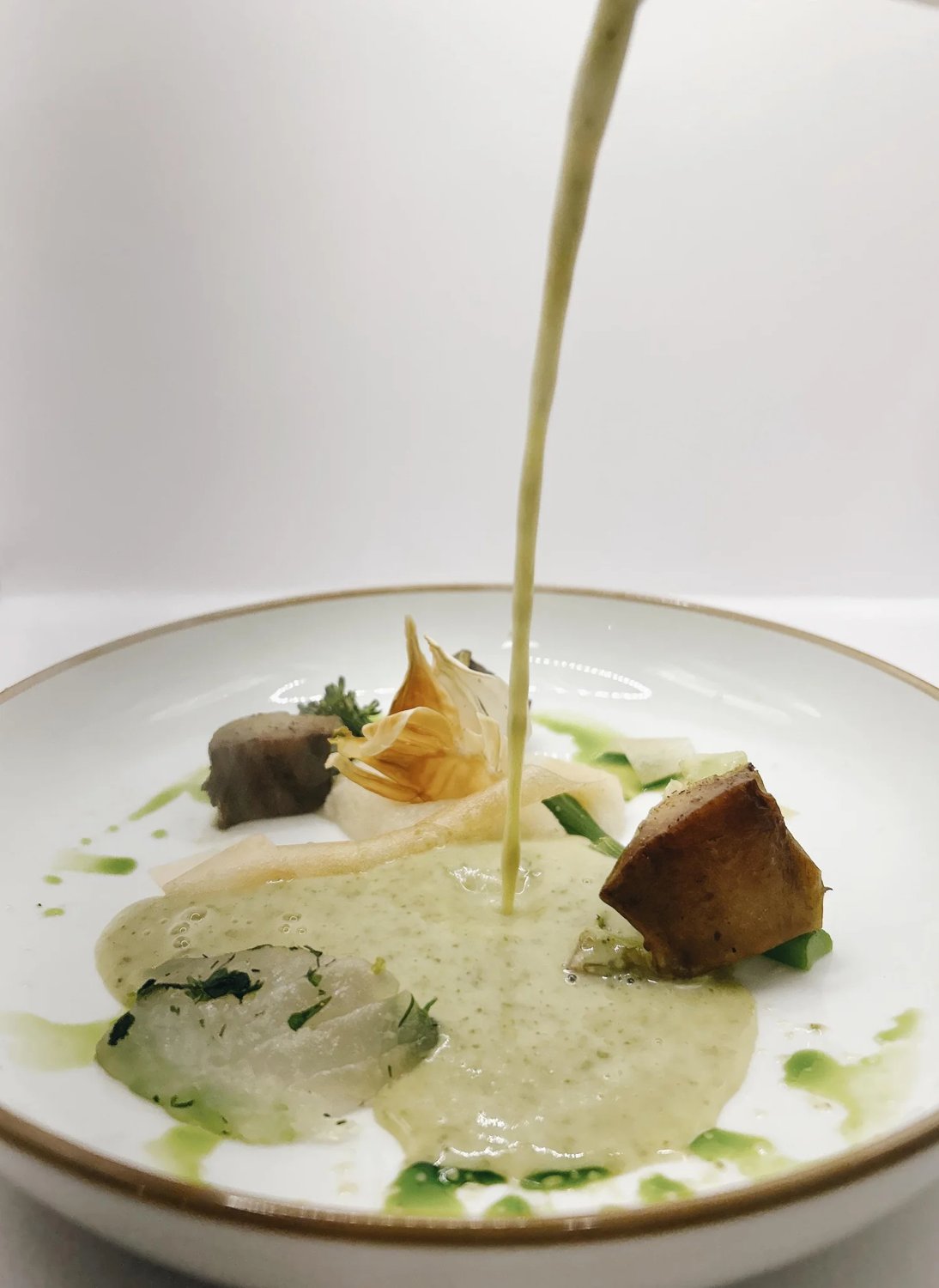 Een verfijnd gerecht wordt afgewerkt tijdens het huiskamerdiner